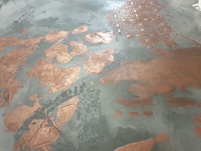 Pohledový beton s tekutým kovem