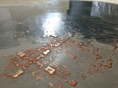 Dva odstíny pohledového betonu s tekutým kovem