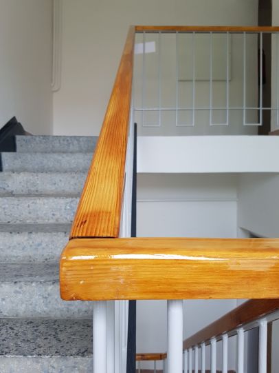 Nátěr dřevěného zábradlí