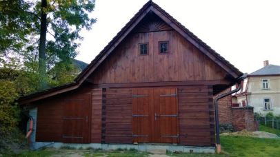 Nátěr dřevěné chatky