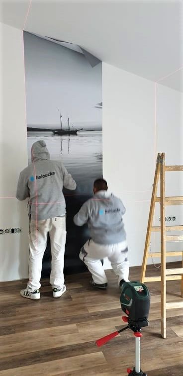 Lepení tapety, kterou jsme nechali vyrobit podle vlastní fotografie klientky..