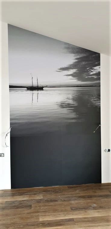 Lepení tapety, kterou jsme nechali vyrobit dle vlastní fotografie klientky.