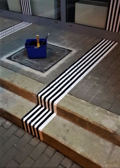 Nátěr černo-bílých proužků pro Pohřebnictví NOSTALGIE 