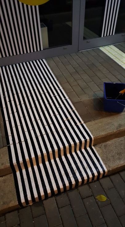 Nátěr černo-bílých proužků pro Pohřebnictví NOSTALGIE 