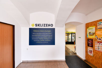 Malování na prodejně Sklizeno