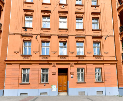 Po mytí graffiti a nátěru soklu