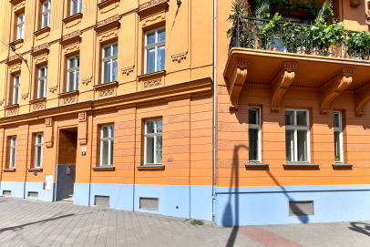 Po mytí graffiti a nátěru soklu