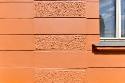 Po mytí graffiti a nátěru soklu