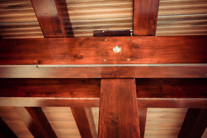 Nátěr dřevěných trámů