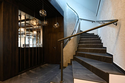 Nátěr zábradlí v hotelu Chauteau de frontiere