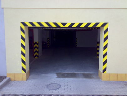 Nátěr žluto-černého značení v garážích