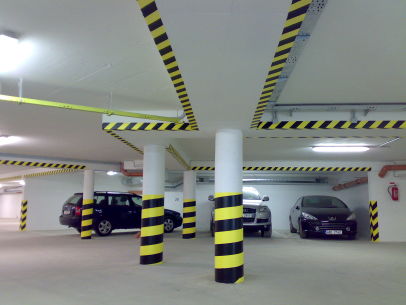 Nátěr žluto-černého značení v garážích